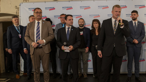 Motoristé a byznys. Co se doopravdy děje v zákulisí strany, která hýbe českou politikou: Auta, sport, lobbisté i miliardáři