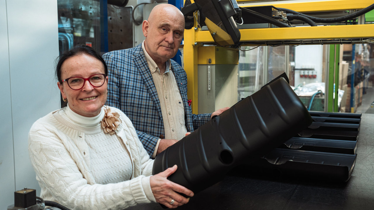 Man�el� Lenka a Stanislav Novotn� vybudovali na Vyso�in� firmu Plastia, kter� vyr�b� designov� kv�tin��e, truhl�ky a dal�� pot�eby pro d�m a zahradu.