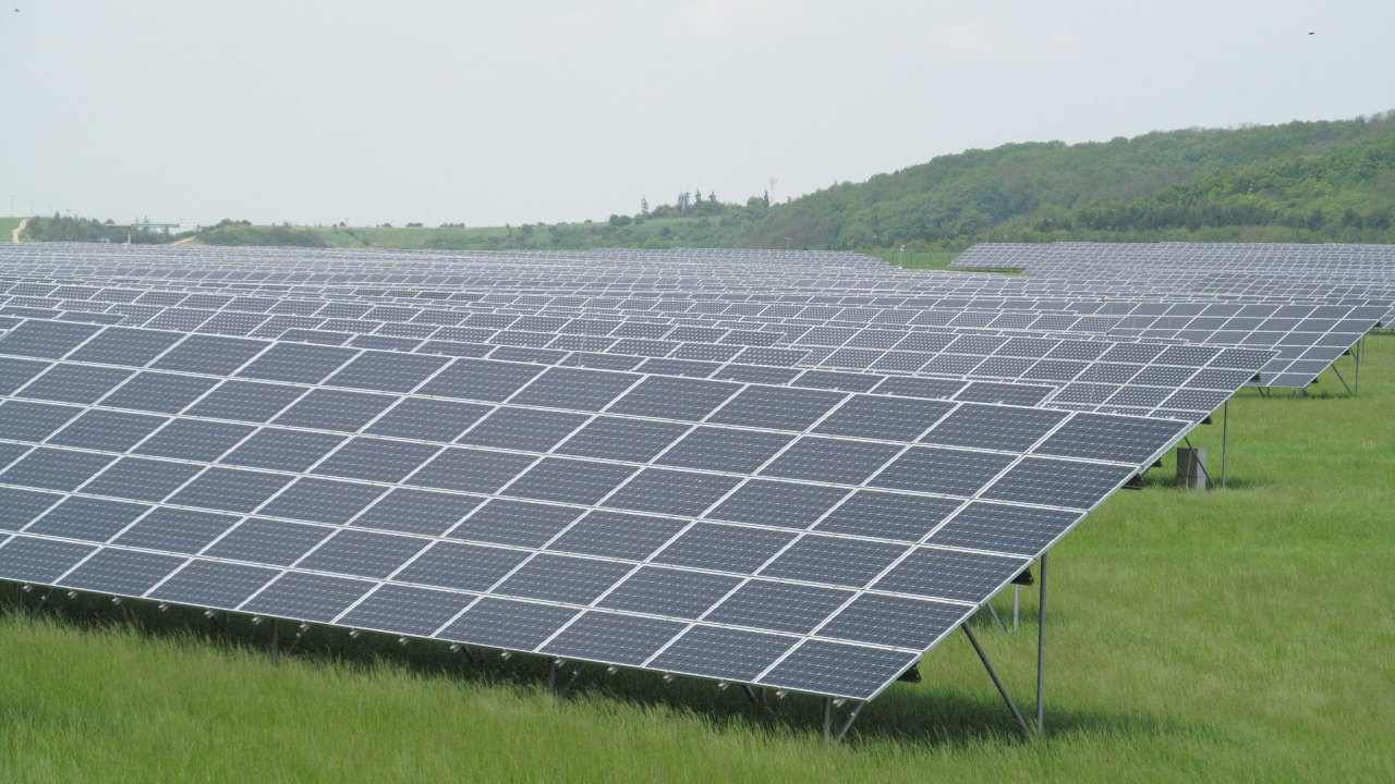 Pozemn� fotovoltaick� elektr�rna v Nov� Vsi ve St�edo�esk�m kraji.