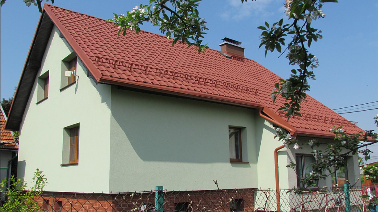 Rekonstruovan� d�m s novou plechovou krytinou SATJAM Grande Plus