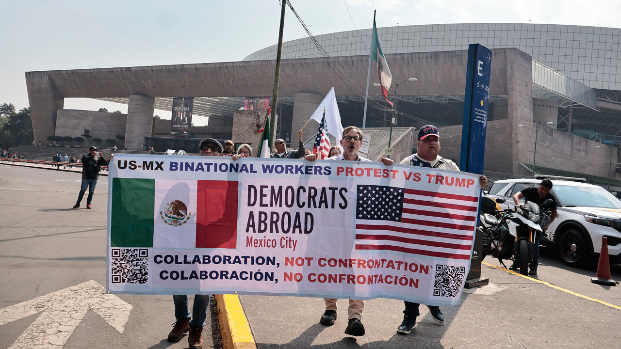 Američtí občané žijící v Mexico City protestovali proti svému prezidentovi,...