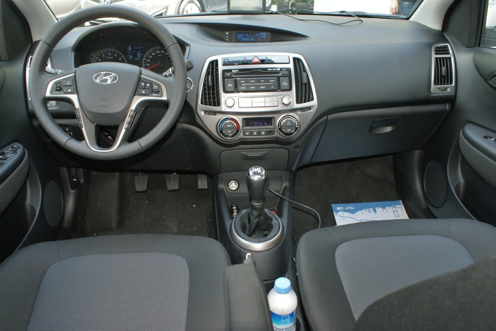 Nový Hyundai i20 Přístrojové desky se uvnitř modernizace dotkla nejvíce.