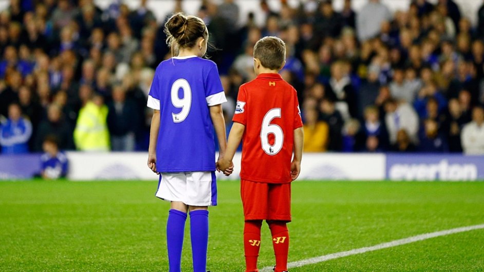 Everton a FC Liverpool si pipomn tragdii v Hillsborough, kde zemelo 96 fanouk Reds