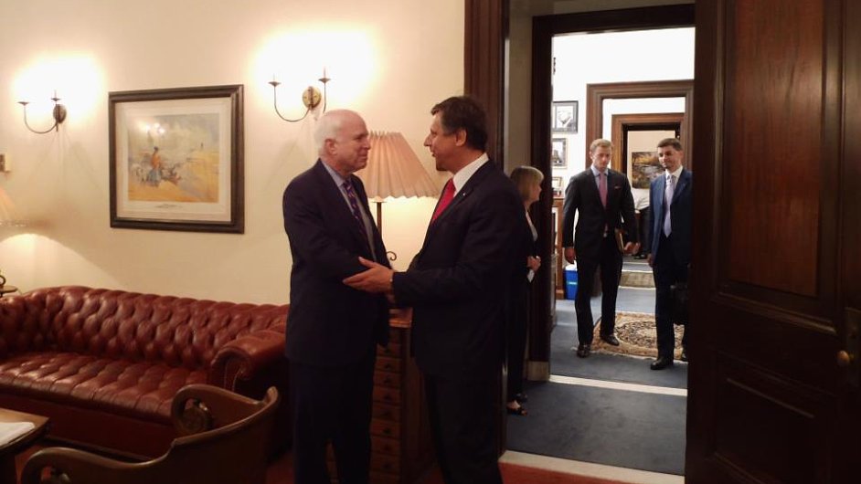 Poradce Garrett Marquis (v pozad s rovou kravatou). Vpedu je Jan Fischer se sentorem Johnem McCainem.