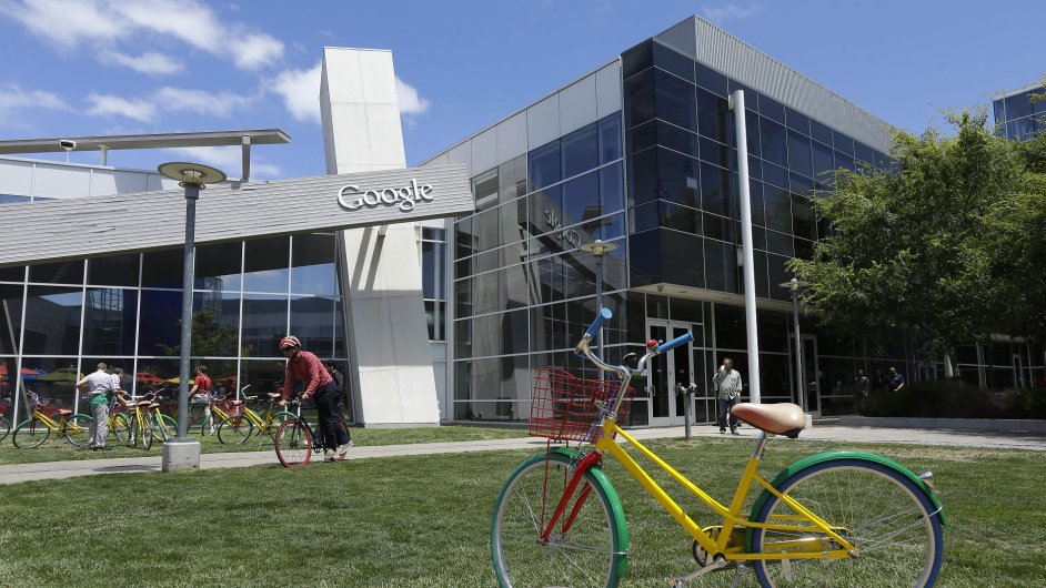 Zamstnanci Googlu na kolech v kampusu sted firmy v Kalifornskm Mountain View.