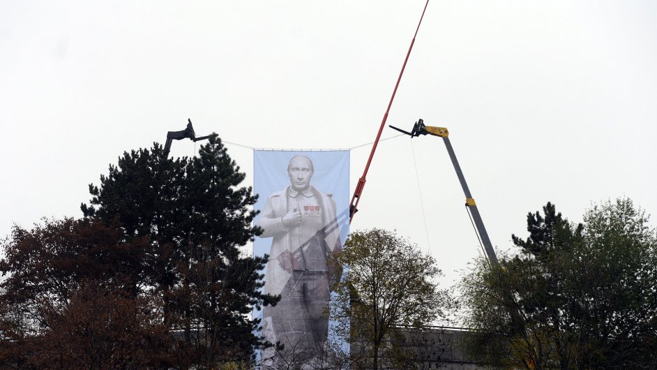 Velký portrét Putina v Praze na Letné má podle organizátorù z obèanského sdružení Dekomunizace upozornit na hrozbu návratu do minulosti.