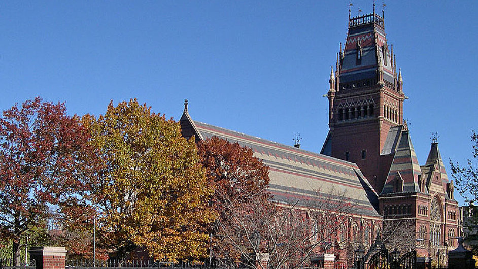 Nejlepší ekonomickou fakultu na svìtì má Harvardská univerzita - Memorial Hall at Harvard College