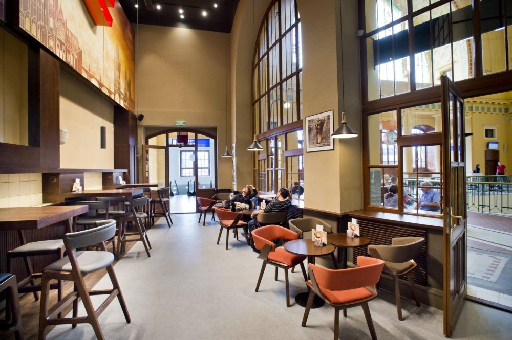 Secesní halu na pražském hlavním nádraží obsadil po obnově kavárenský řetězen Café Coffee Day.