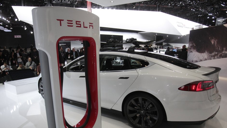 Tesla Model S a nabíjecí stanice Supercharger na výstavì aut v Detroitu.