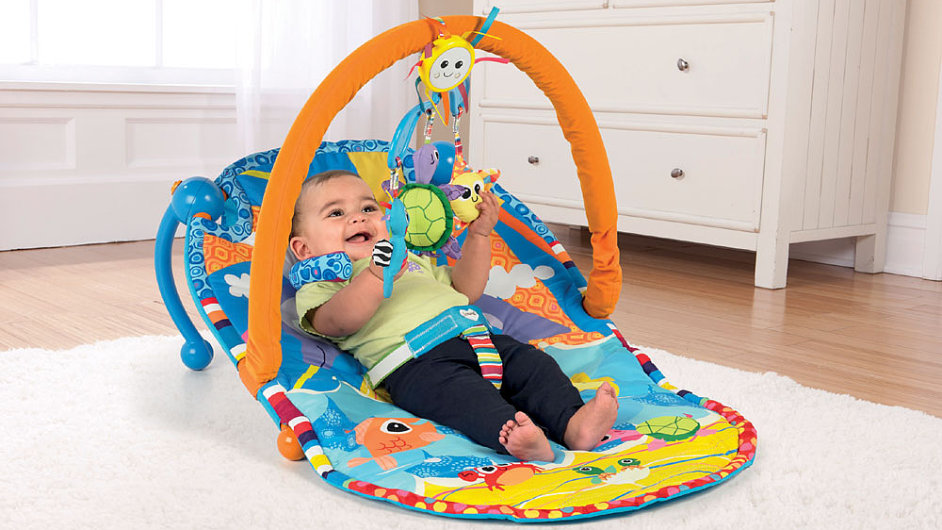 Hrac� koloto� ukol�b� d�cko ke sp�nku a procvi�� mu pohyb ru�i�ek p�i osah�v�n� zav�sn�ch hra�ek.