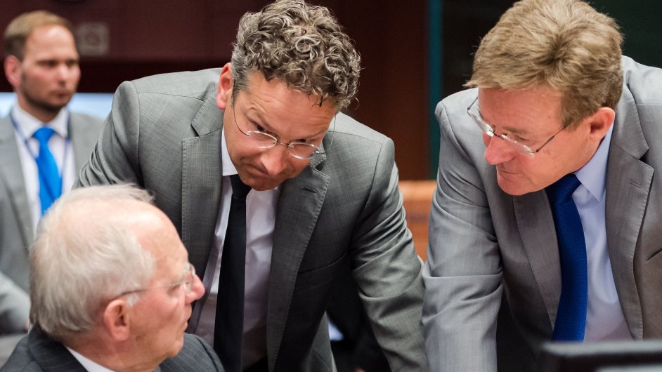 Nizozemsk ministr financ a f euroskupiny Jeroen Dijsselbloem (uprosted) a belgick ministr financ Johan Van Overtveldt (vpravo) mluv s nmeckm protjkem Wolfgangem Schaublem.