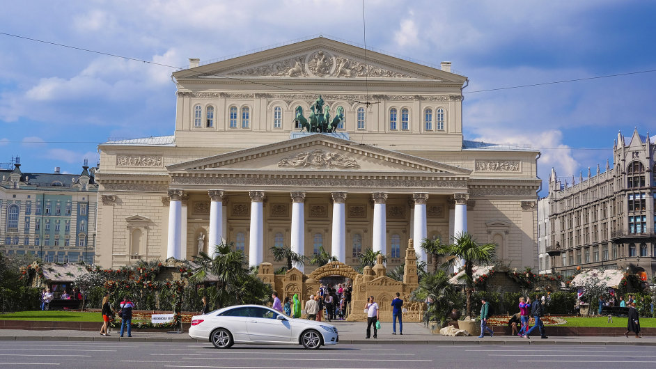 Klasicistn Velk divadlo v Moskv pronajalo luxusn li sttnmu zbrojai.