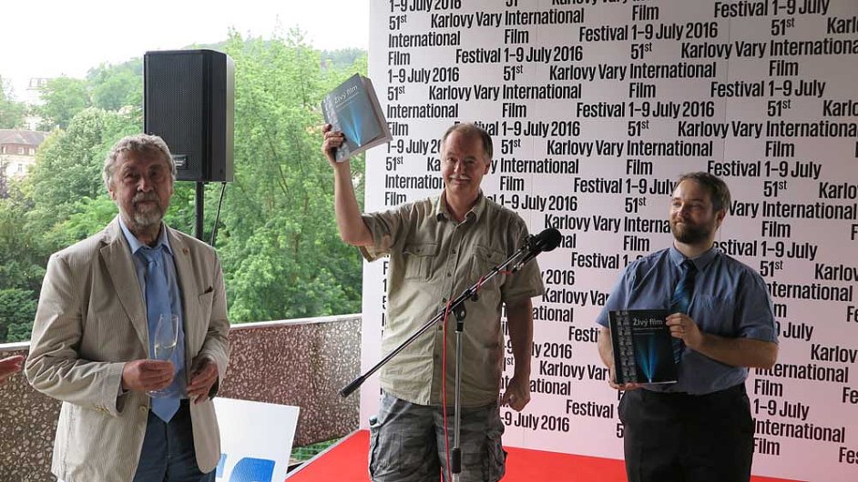 Kniha nazvan iv film - Digitalizace filmu metodou DRA byla poktena na festivalu v Karlovch Varech. Na snmku jsou Jaroslav ofr, Marek Jcha a Vojtch Hyha.
