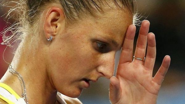 Titul &scaron;ampionky z Melbourne je na dosah. Pl&iacute;&scaron;kov&aacute; je ve h�e, ale mus&iacute; zapla&scaron;it no�n&iacute; m�ry