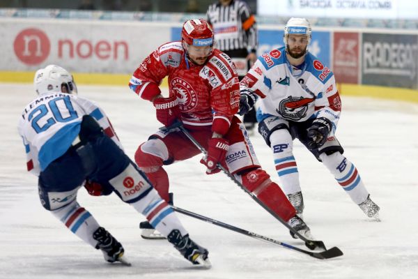 �tvrtfin&aacute;le play off hokejov&eacute; extraligy - 3. z&aacute;pas: Pir&aacute;ti Chomutov - HC Ocel&aacute;�i T�inec. Chomutovsk&yacute; hr&aacute;� Bett Flemming (vlevo)