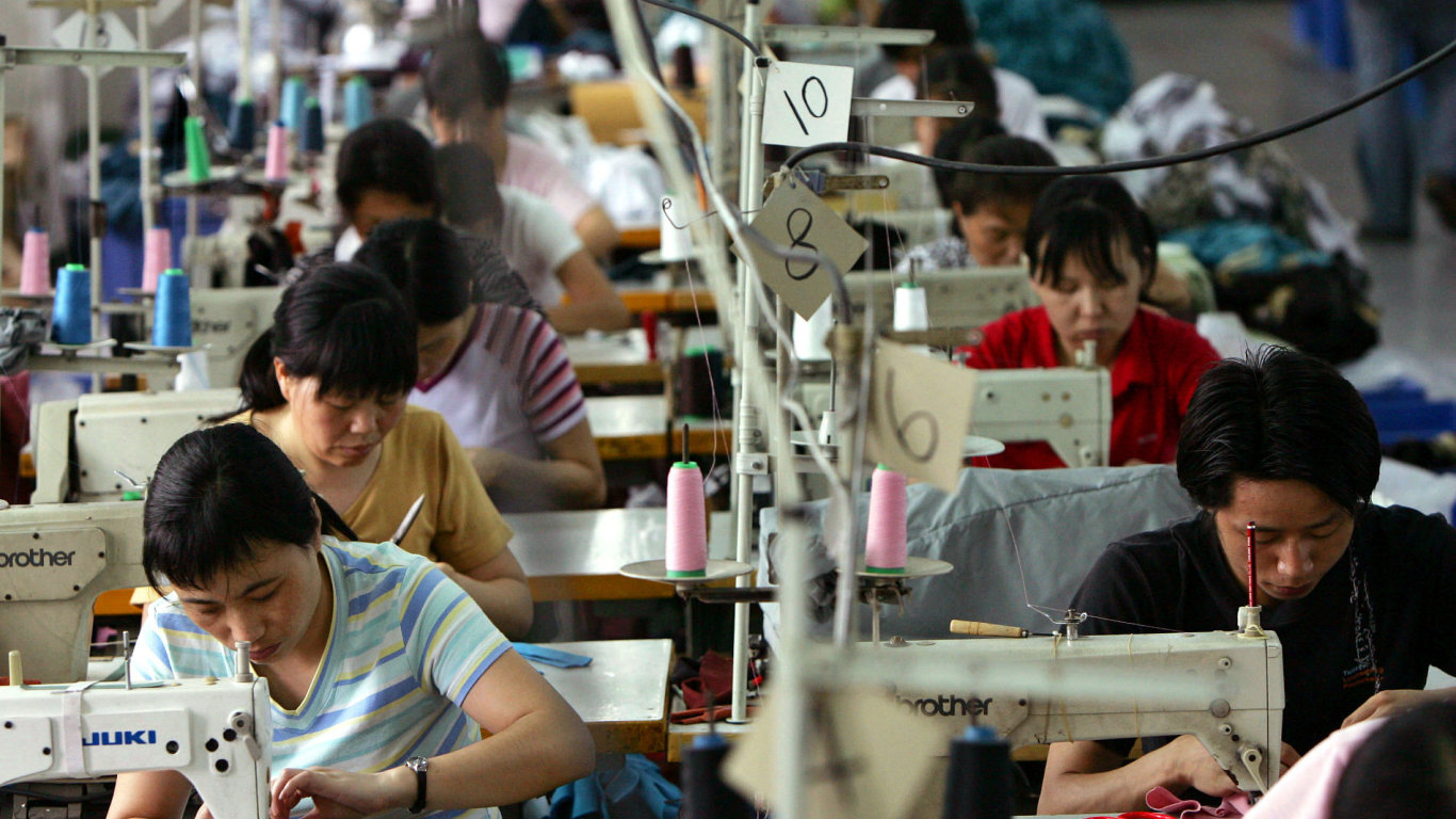 Továrna na oblečení v čínské provincii Kuang-tung