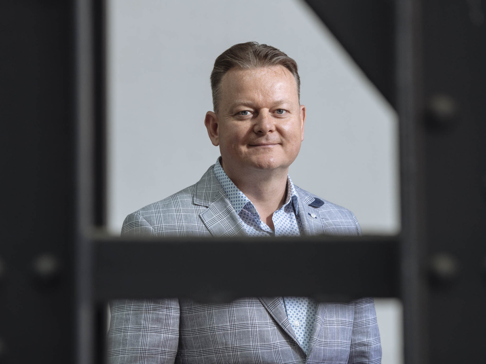 „Vzal jsem rodinné peníze určené na dům, zadlužil se a tři a půl milionu korun dal do koupě licence a rozjetí poboček,“ vzpomíná Jan Gonda. (Foto: HN – Lukáš Bíba) jarvis_594bbaa1498e9b936c768afc.jpeg