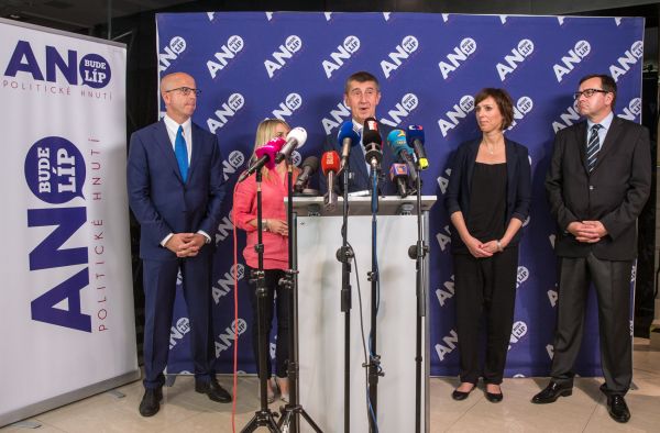 Zleva na sn&iacute;mku Pavel Teli�ka, Dita Charanzov&aacute;, Andrej Babi&scaron;, Martina Dlabajov&aacute;, Petr Je�ek