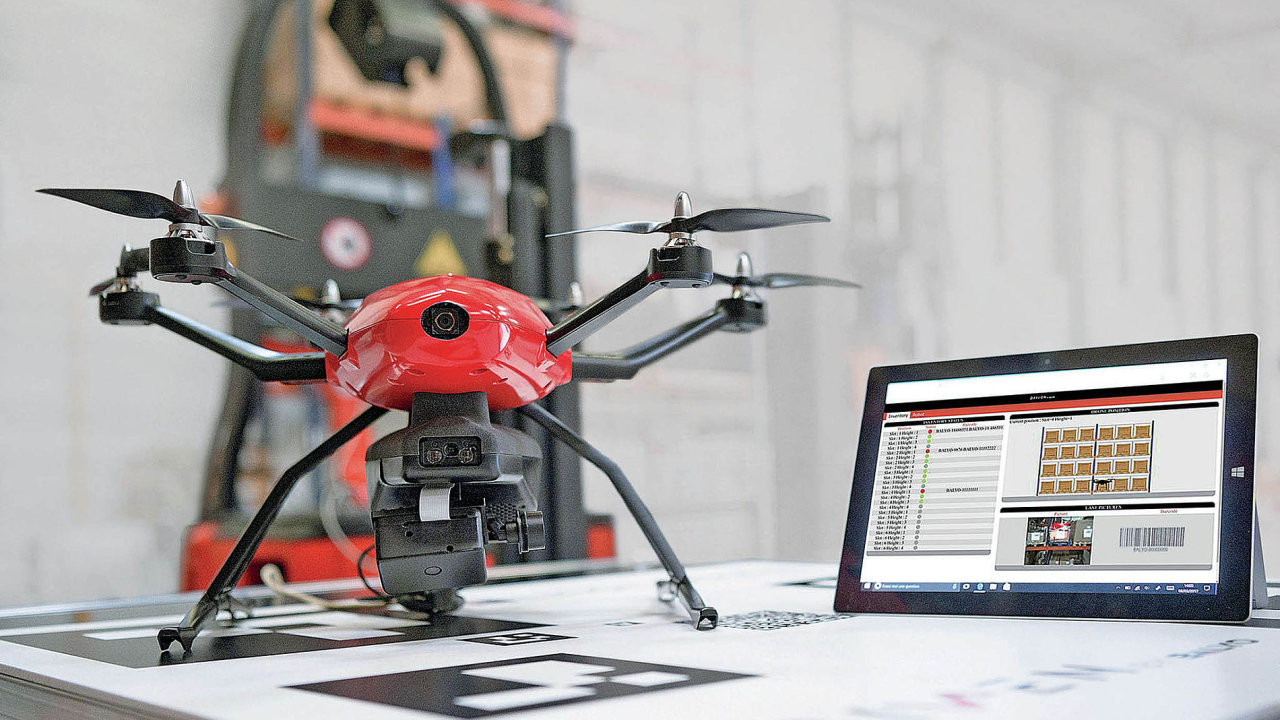 Spoleènost Linde Material Handling vyvíjí inventurní dron Flybox, který je napojený na automatický vozík.