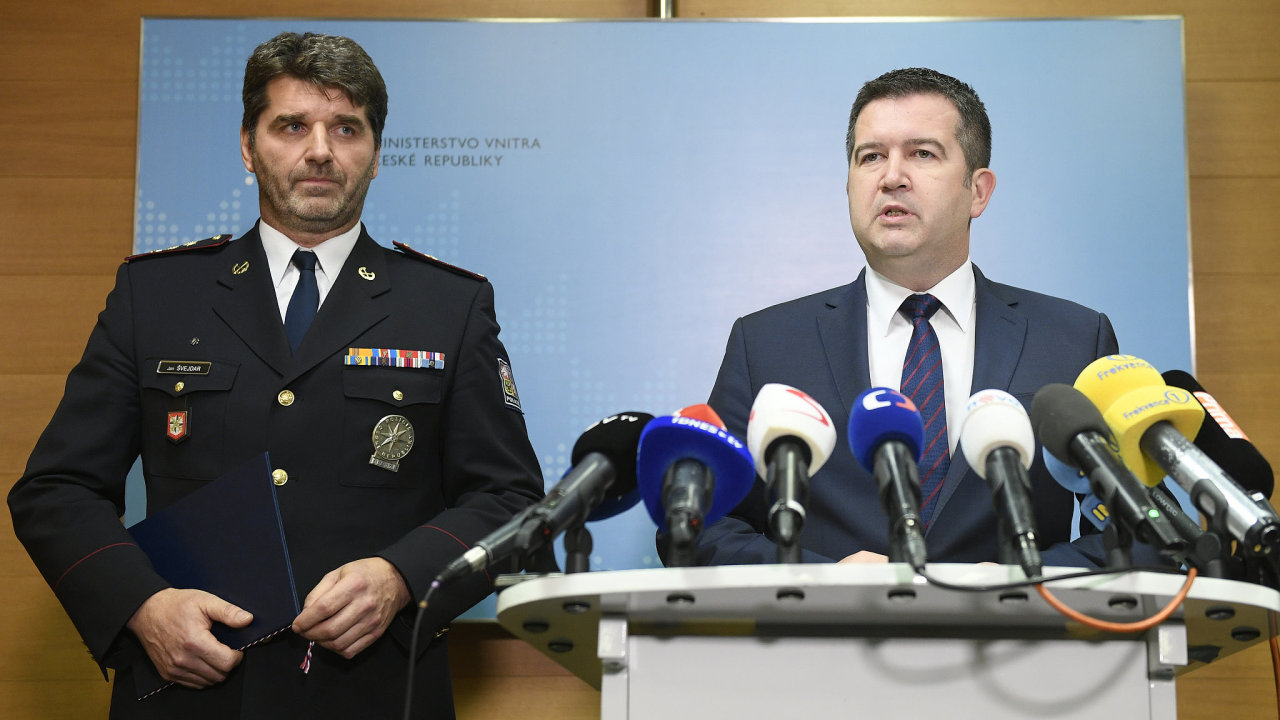 Novm policejnm prezidentem bude od 1. prosince 2018 Jan vejdar (vlevo). Na tiskov konferenci 30. listopadu v Praze to oznmil ministr vnitra Jan Hamek (vpravo).