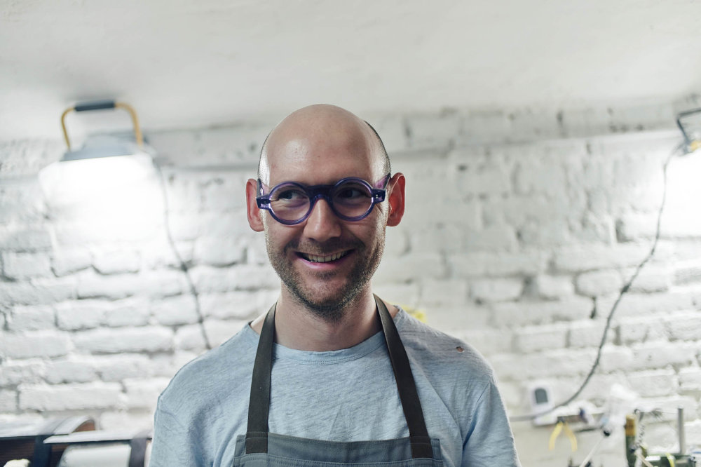 Zatímco Anastázie se věnuje především šperku, její manžel Pavel Kahotski má ve studiu na starosti brýle na míru.
