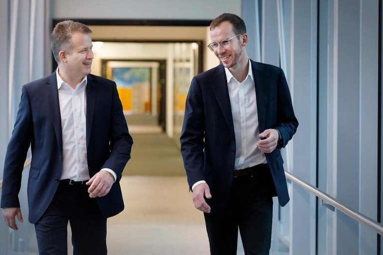 Vlevo Lars Brzoska CEO Jungheinrich AG, vpravo Fabian Rusitschka, CEO arculus GmbH