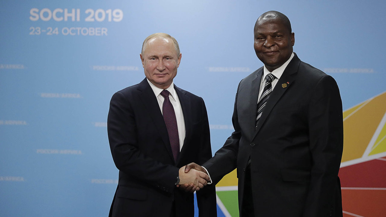 Dva prezidenti: středoafrický Faustin-Archange Touadera (vpravo) a ruský Vladimir Putin. Vliv Moskvy v Africe pomalu stoupá.