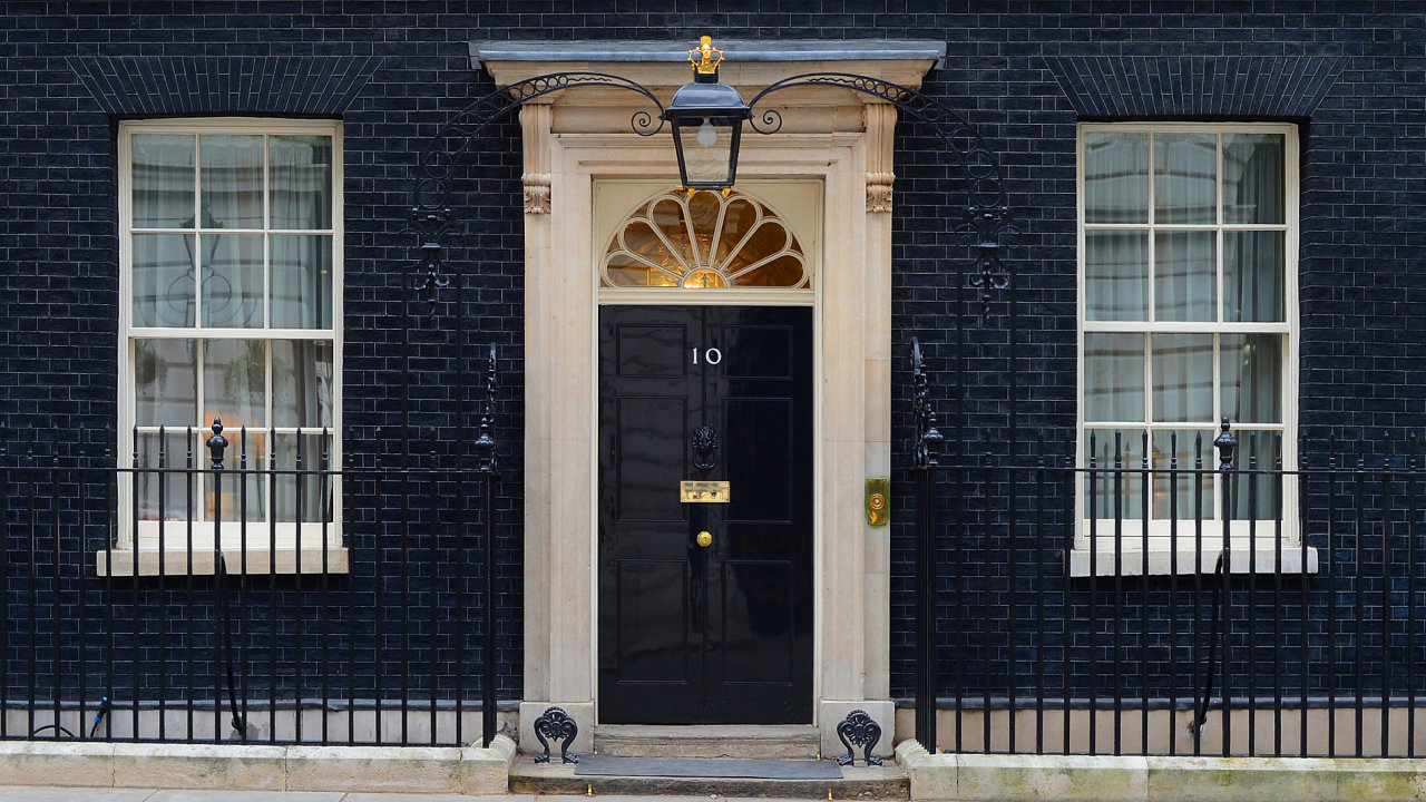Zøejmì nejznámìjší dveøe v Británii – vchod do sídla premiéra na Downing Street 10.