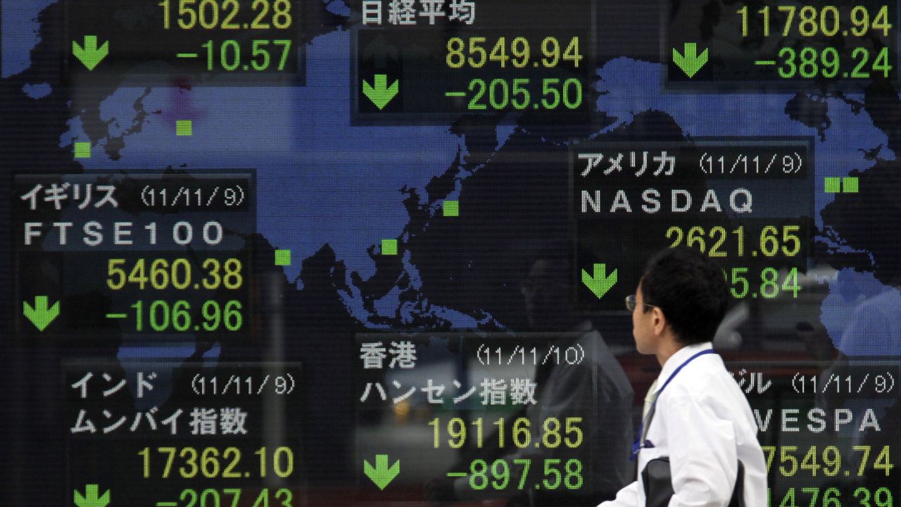Makl v Tokiu sleduje vvoj na hlavnch finannch trzch na ob obrazovce.
