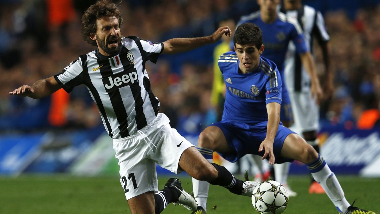 Andrea Pirlo (vlevo) v souboji s Oscarem pi zpase Ligy mistr Chelsea - Juventus