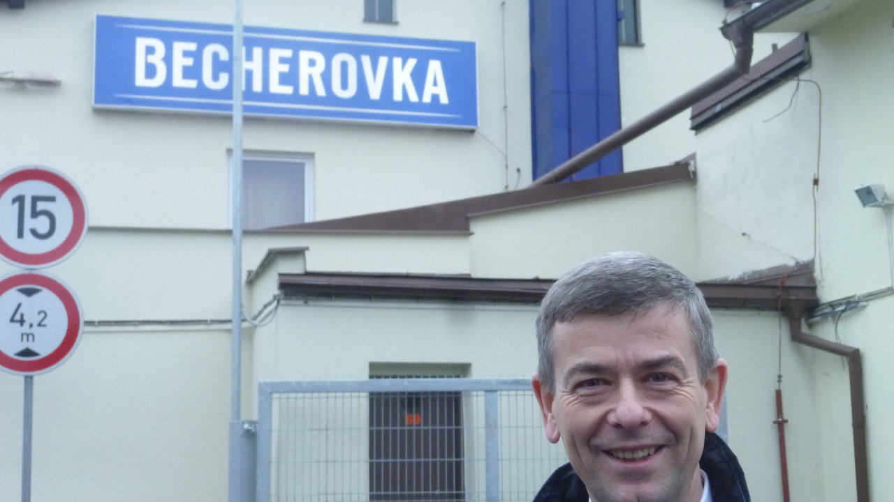 Ředitel karlovarského závodu Jan Becher Vladimír Darebník patří mezi dva vyvolené, kteří vědí, jak se dělá Becherovka.