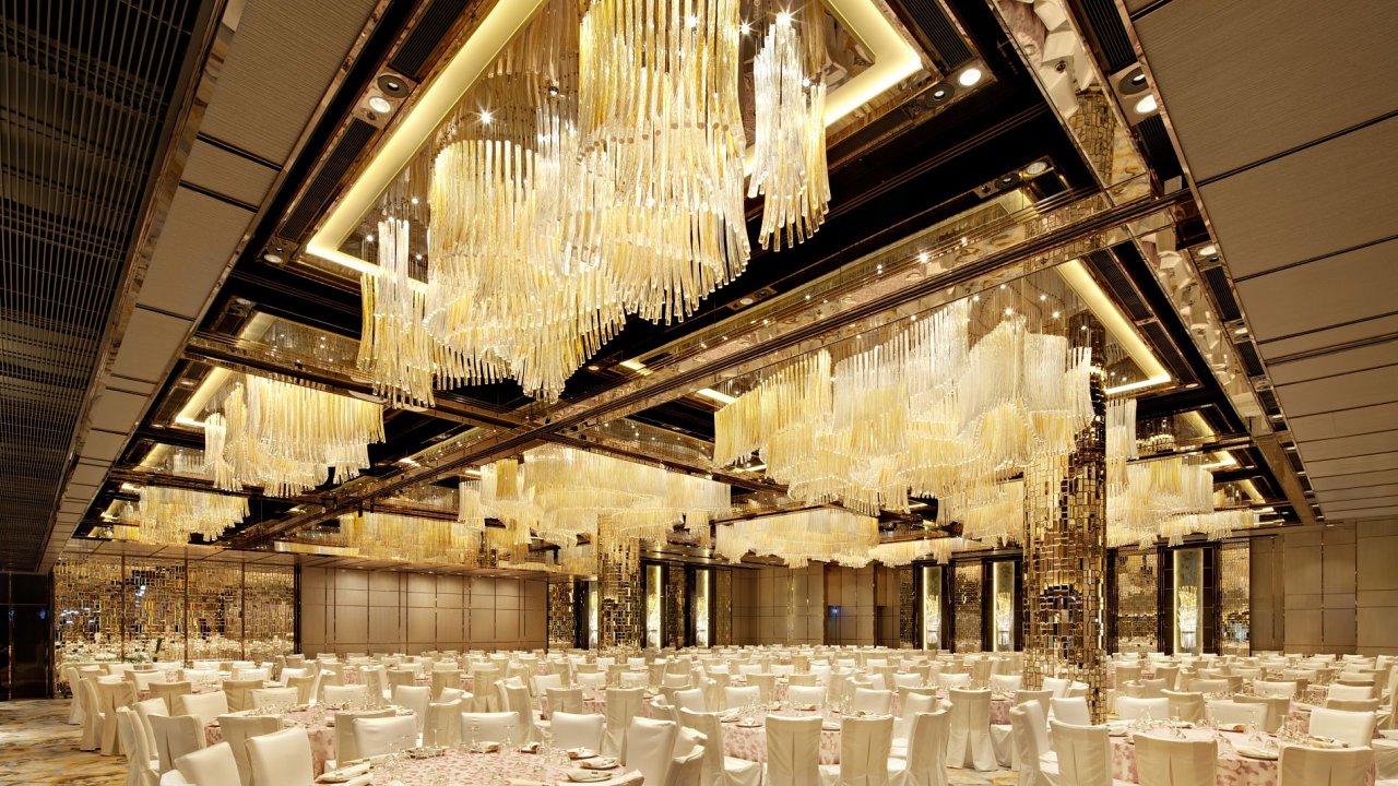 esk firma LASVIT vyzdobila sklennmi plastikami hotel Ritz-Carlton vHongkongu