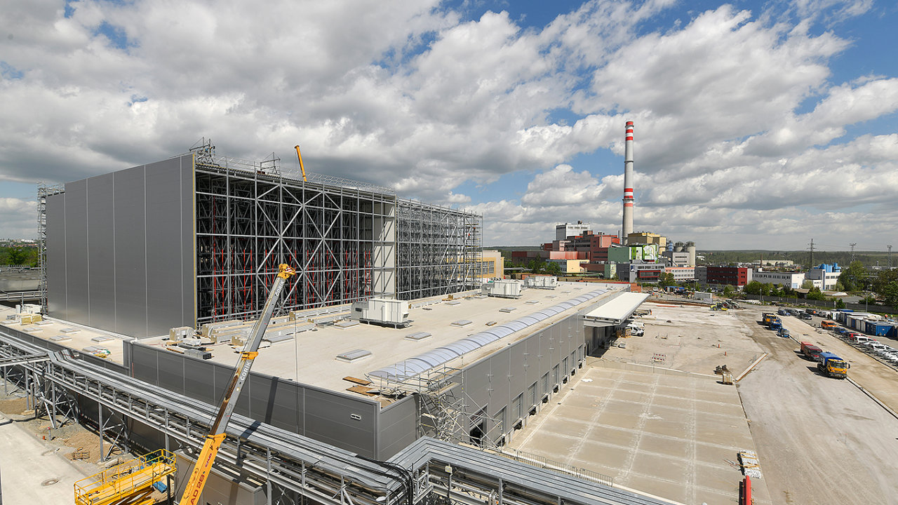 Budova nového skladu vyrůstá v plzeňském areálu pivovaru Prazdroj.