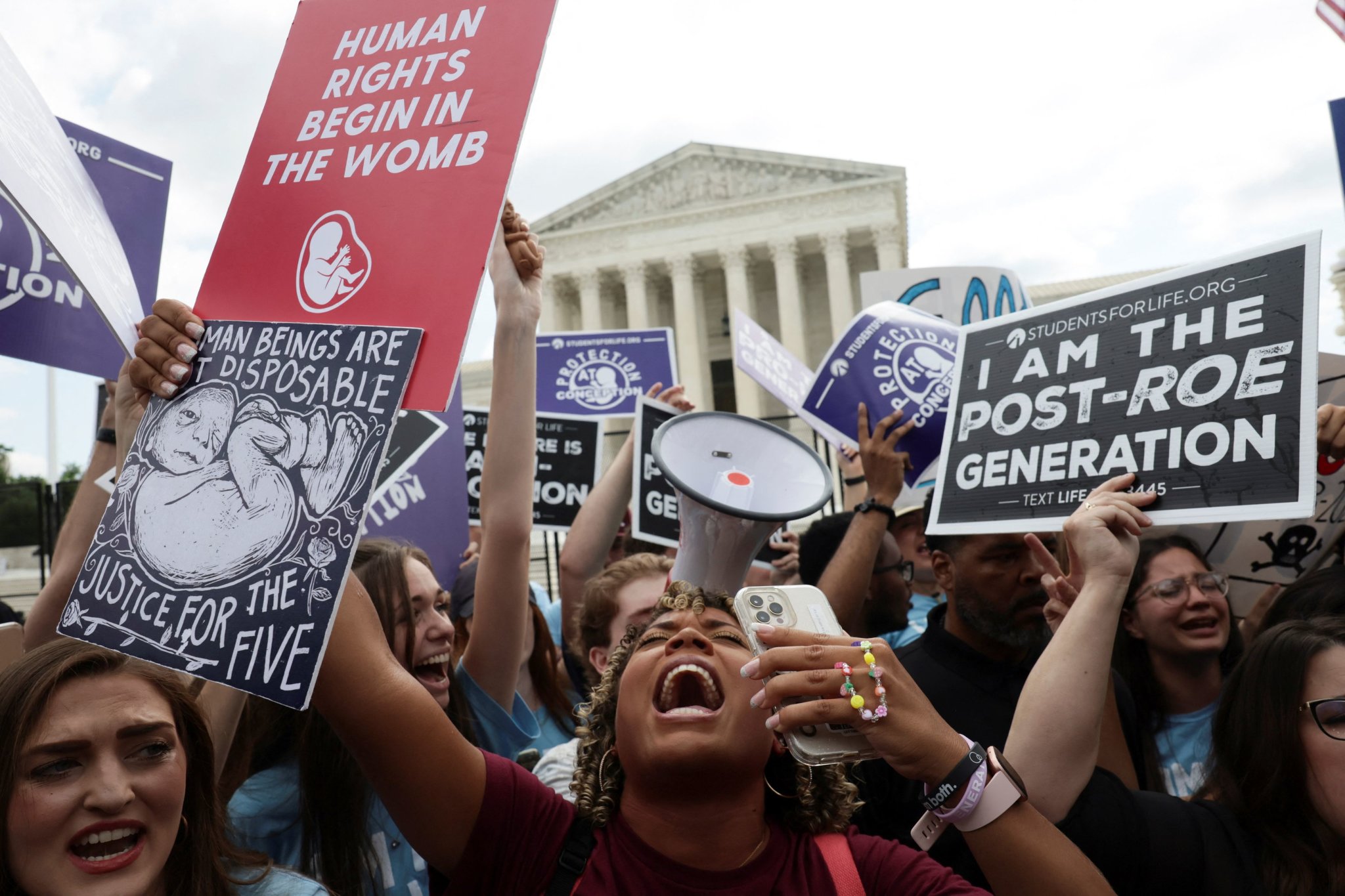 Americký Nejvyšší soud zrušil právo na potrat, které stanovil verdikt z  roku 1973 | Hospodářské noviny (HN.cz)
