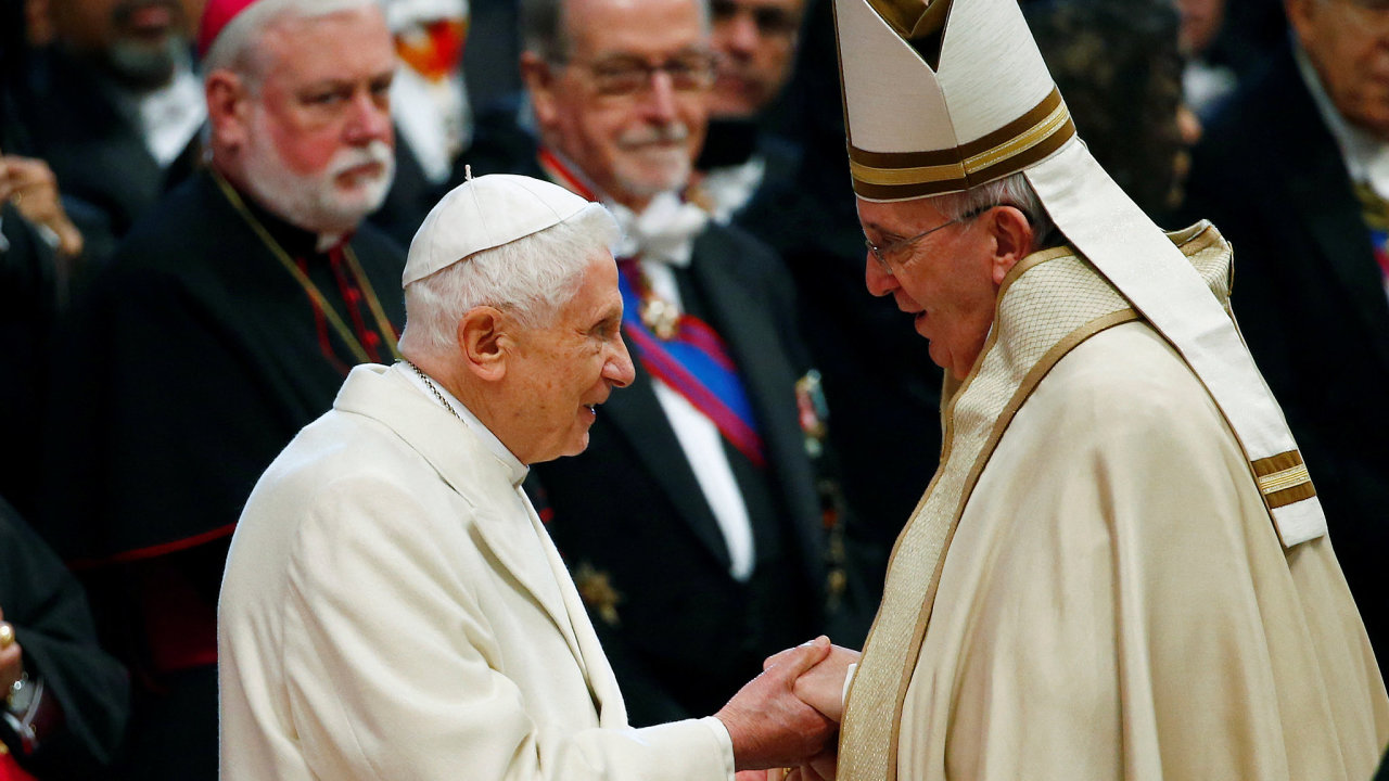 Bývalý papež Benedikt XVI. (nalevo) s jeho nástupcem Františkem.