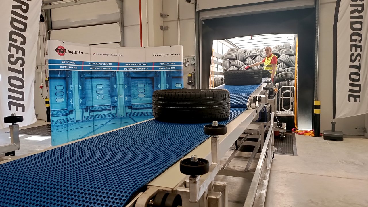 Bridgestone a ESA logistika zprovoznila v Poznani sklad pneumatik. Na snímku pásový dopravník pro nakládku a vykládku pneumatik.