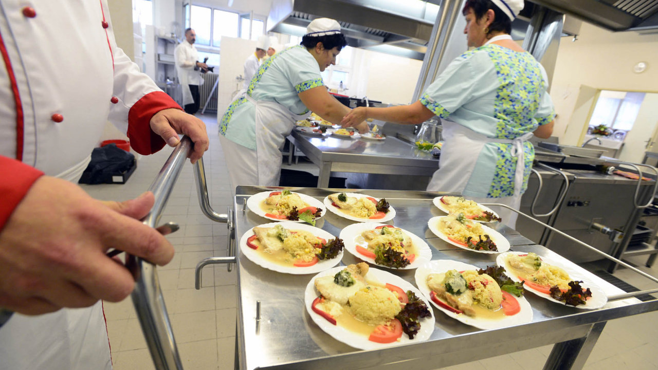 I ve školních jídelnách by se dìti mìly najíst dobøe a zdravì.