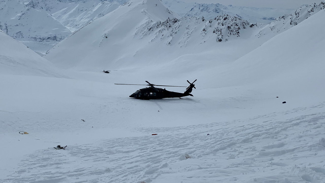 Vyšetøování nehody vrtulníku, pøi níž v roce 2021 na Aljašce zemøel i èeský miliardáø Petr Kellner, se protáhlo.