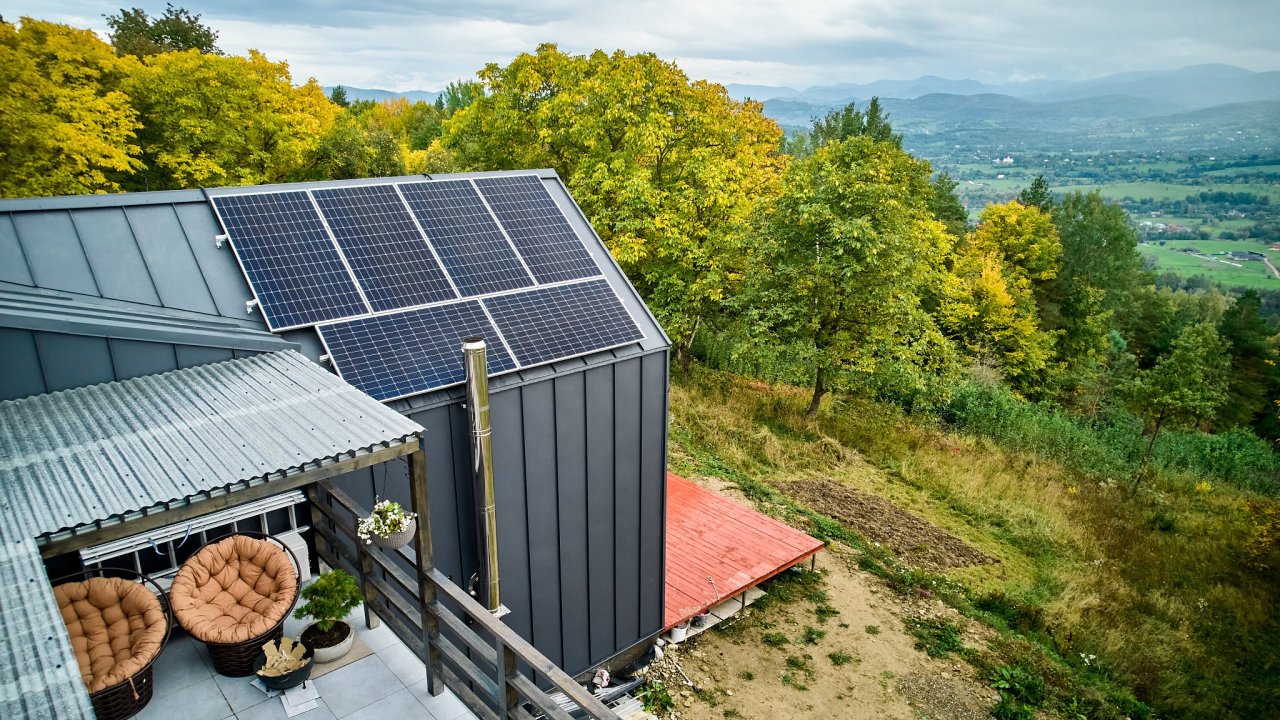 fotovoltaické panely na støeše chaty, fotovoltaika, solární panely