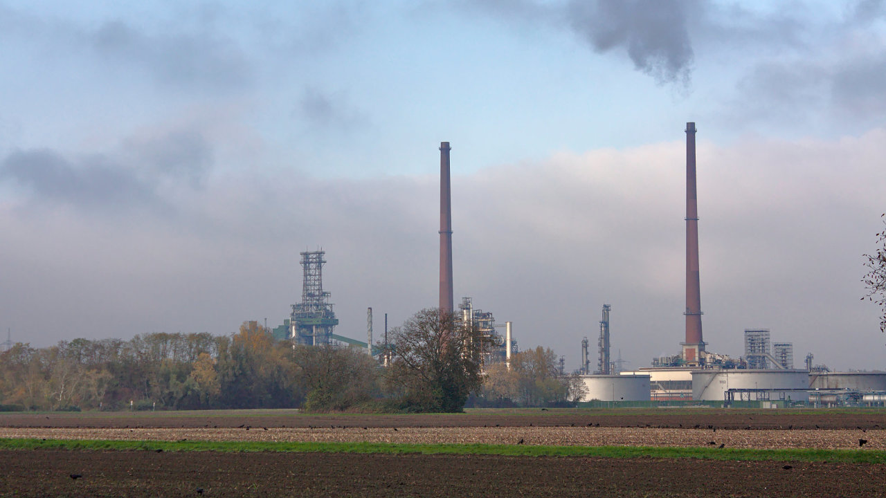 Stát má zájem o podíl v rafinerii v nìmeckém Karlsruhe (na snímku).