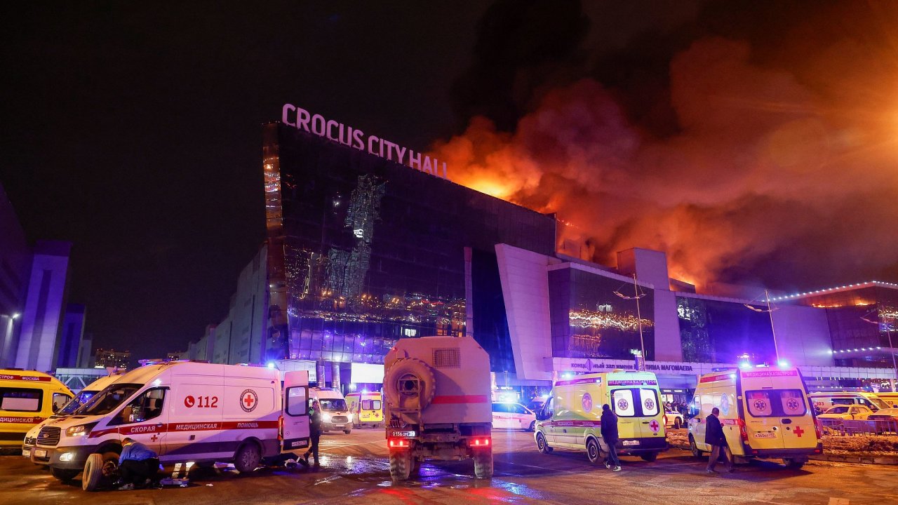 Po toku na koncertn halu pobl Moskvy zachvtil budovu mohutn por.