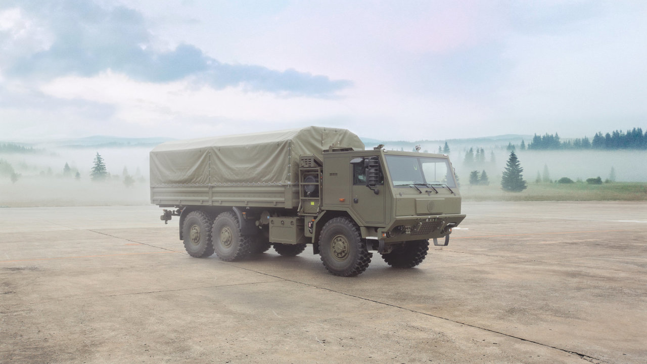 Tatra Truck ministerstvu obrany dodala a dod stovky logistickch automobil v podob valnk a hkovch naklada, dal vozidla pak dod teba jako nosie radar nebo systm protivzdun obrany.