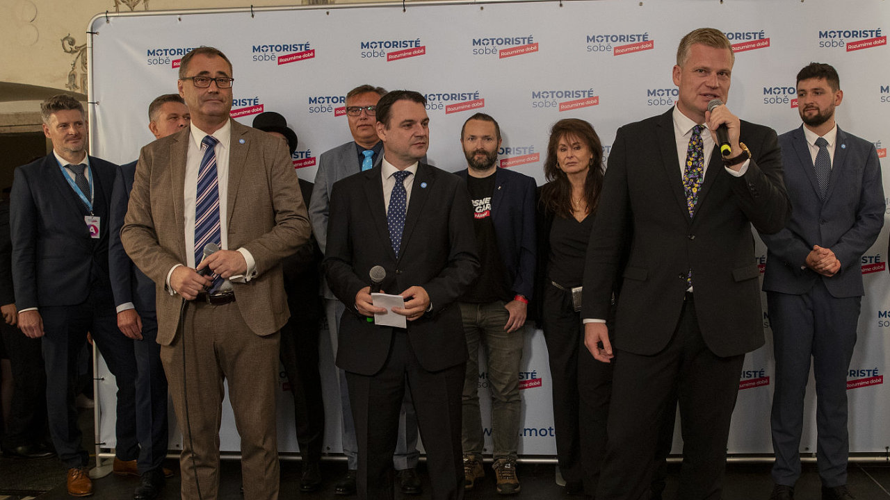 Motoristé a byznys. Co se doopravdy děje v zákulisí strany, která hýbe českou politikou: Auta, sport, lobbisté i miliardáři