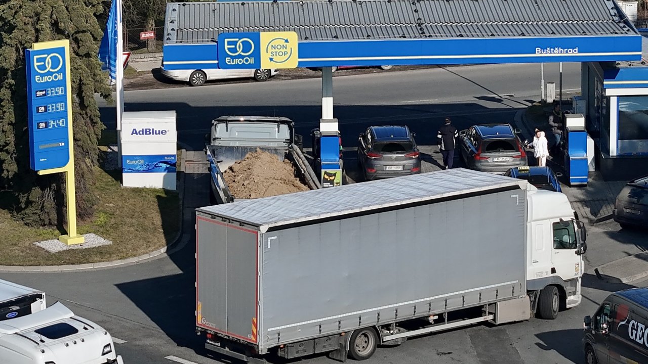 Realita levných státních benzinek: raketový nárůst prodejů. Pokud tedy zrovna nedojde nafta