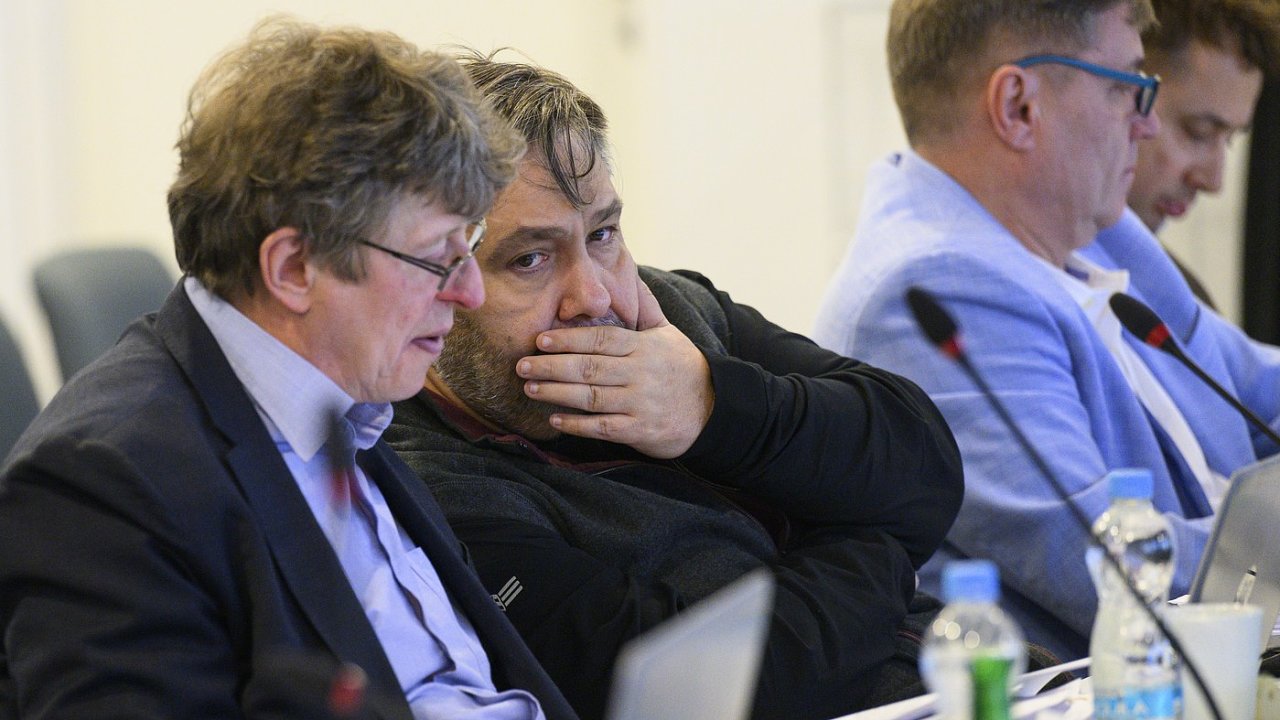 �len Rady �esk� televize Lubo� Xaver Vesel� (druh� zleva) na jedn�n� Rady �esk� televize, na kter�m radn� z kandid�t� na funkci gener�ln�ho �editele �T vybrali p�t finalist�, 11. �ervna 2025, Praha.