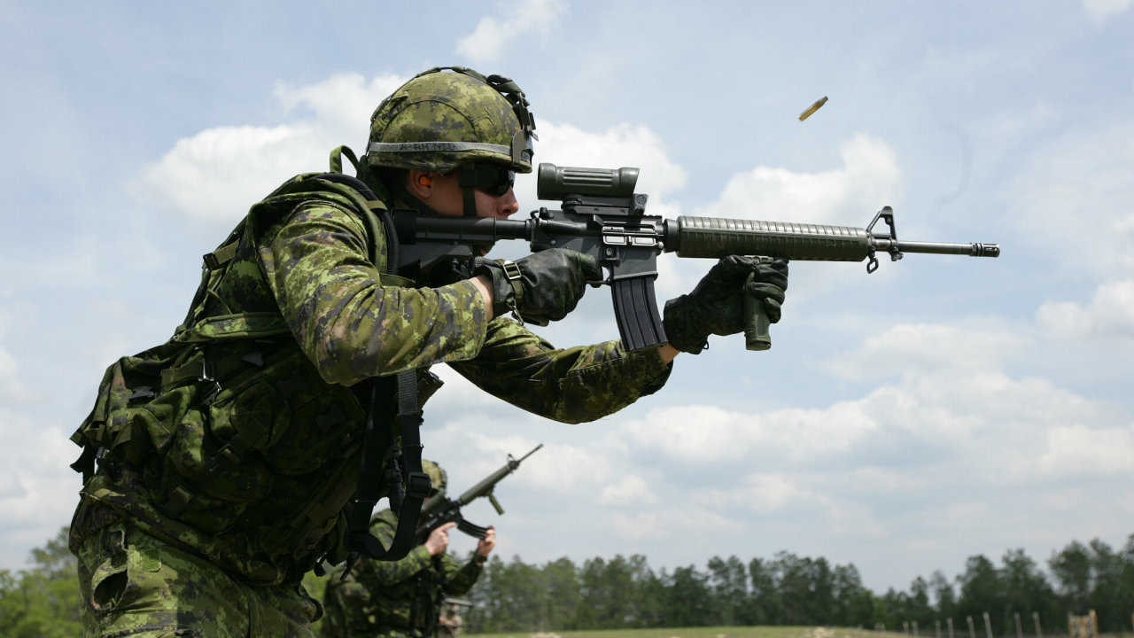 Ekonom, zbran�, Colt Canada C7A2 02