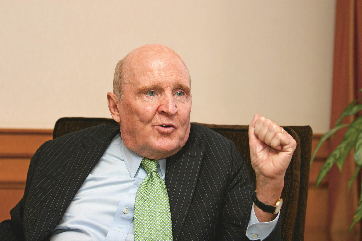 Někdejší šéf konglomerátu GE Jack Welch byl označován za „Manažera století“ a jeho tvrdý styl řízení lidí byl kopírován řadou firem. Jak se ukázalo po jeho odchodu ze společnosti, ve skutečnosti se bezohledný vztah k zaměstnancům a koncentrace na krátkodobé výsledky firmě vymstily. (Foto: Shutterstock) Někdejší šéf konglomerátu GE Jack Welch byl označován za „Manažera století“ a...