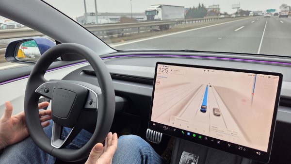 Testovac� j�zda se syst�mem Tesla FSD Supervised