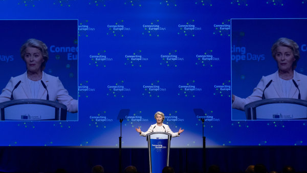 P�edsedkyn� Evropsk� komise Ursula von der Leyen pron�� projev b�hem...
