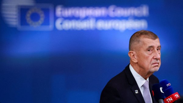 Premiér Andrej Babiš moc důvodů k úsměvům nemá